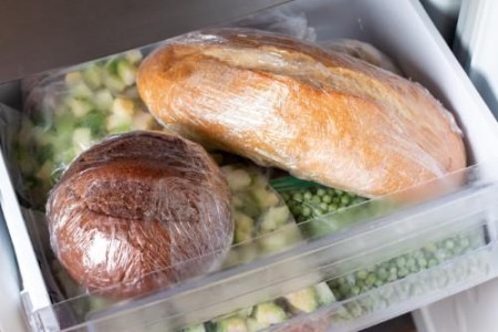 冷凍パンの美味しい解凍方法｜常温の自然解凍や冷蔵庫でも大丈夫？