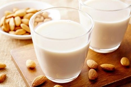 アーモンドミルクの効果｜美肌や健康・ダイエットにお役立ち！